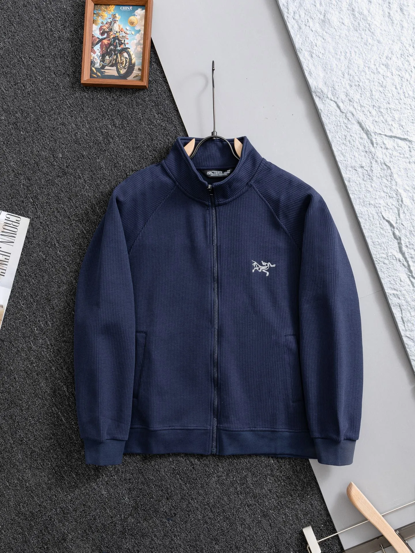 （ Quality ） ARC'TERYX ： 、 ， 。 ， ， Breathable ， 、 ， ， ， 。 ， ， 、 ， 、 。 ， ， ， 。 Classic ， ， ， 、 ， 。 Versatile， ， 、 、 、 。 T 、 、 ， 、 、 ， ， ， Versatile 。 ：Black Navy Blue Size：M-2XL